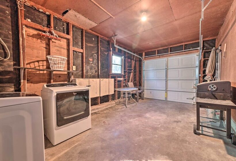 Yard W/ Bbq Pit: Getaway Near Dtwn Temple!