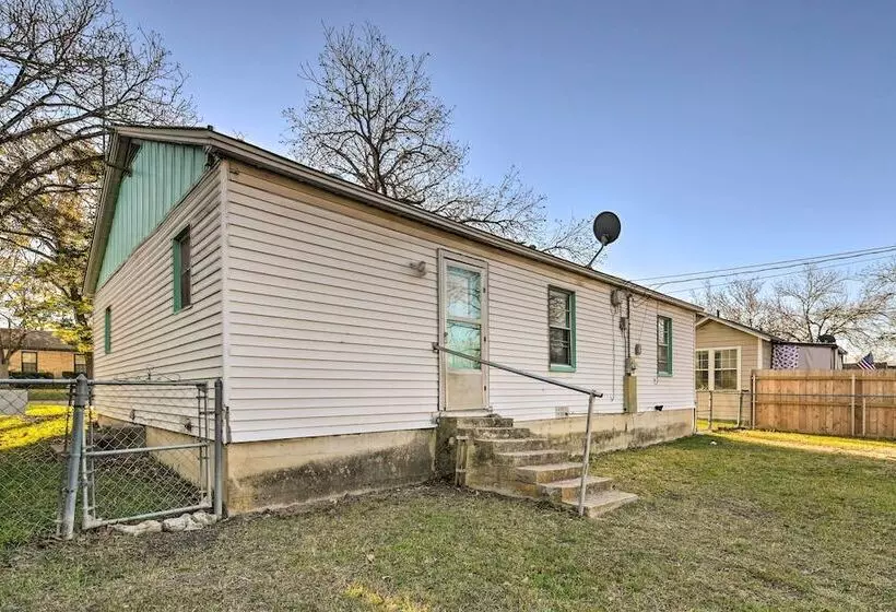 Yard W/ Bbq Pit: Getaway Near Dtwn Temple!