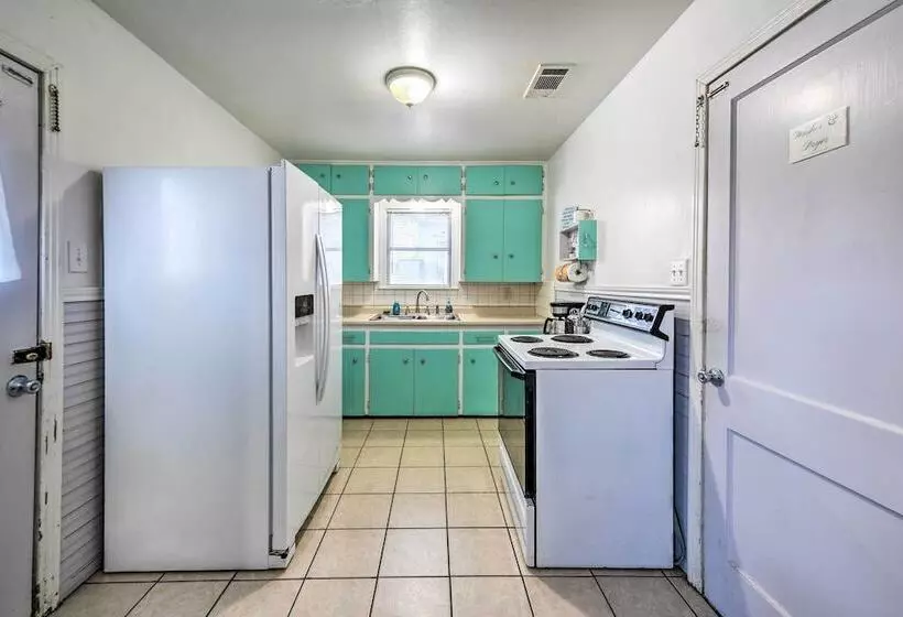 Yard W/ Bbq Pit: Getaway Near Dtwn Temple!