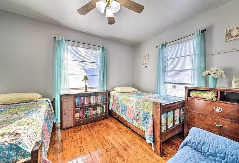 Yard W/ Bbq Pit: Getaway Near Dtwn Temple!