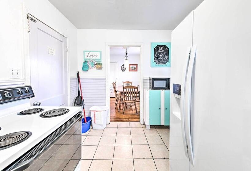 Yard W/ Bbq Pit: Getaway Near Dtwn Temple!