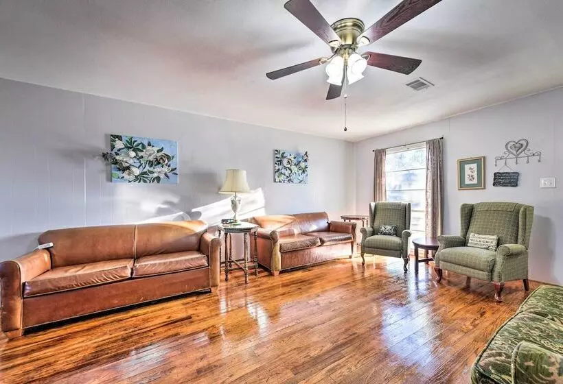 Yard W/ Bbq Pit: Getaway Near Dtwn Temple!