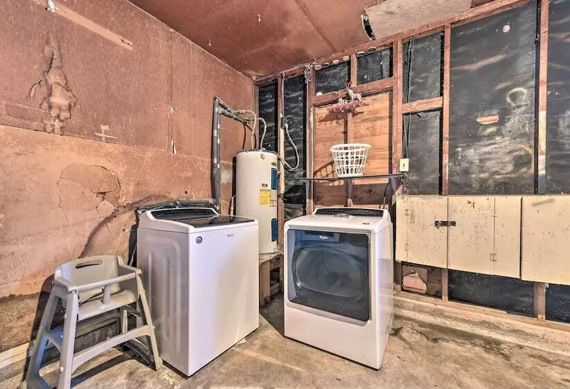 Yard W/ Bbq Pit: Getaway Near Dtwn Temple!