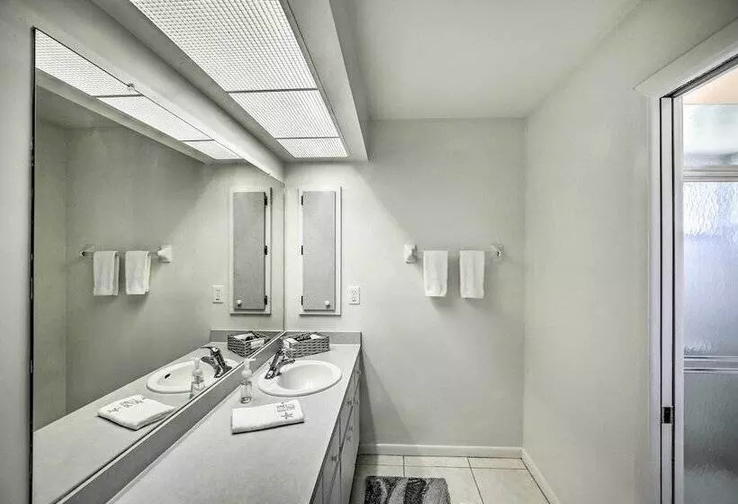 Breezy Cape Coral Oasis, Covered Lanai & Bbq