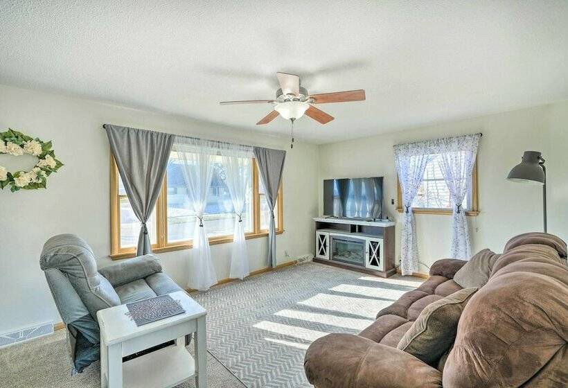 Cedar Rapids Home ~ 3 Mi To Dtwn!