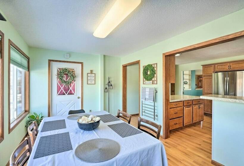 Cedar Rapids Home ~ 3 Mi To Dtwn!