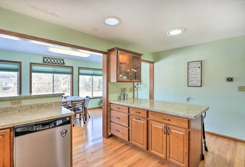 Cedar Rapids Home ~ 3 Mi To Dtwn!