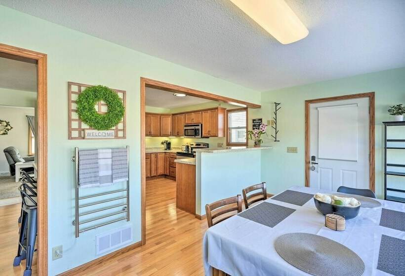 Cedar Rapids Home ~ 3 Mi To Dtwn!