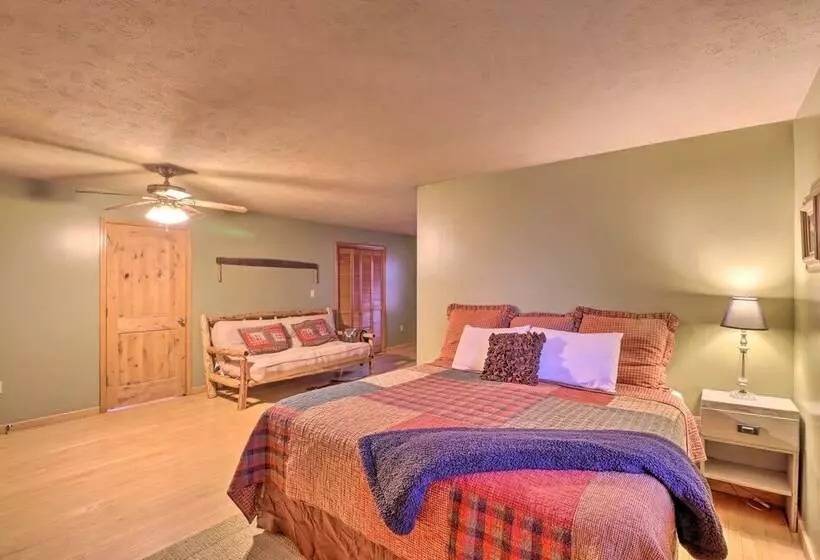 Charming Cabin W/ Hot Tub, Fire Pit & Views!