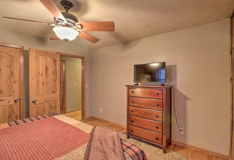 Charming Cabin W/ Hot Tub, Fire Pit & Views!