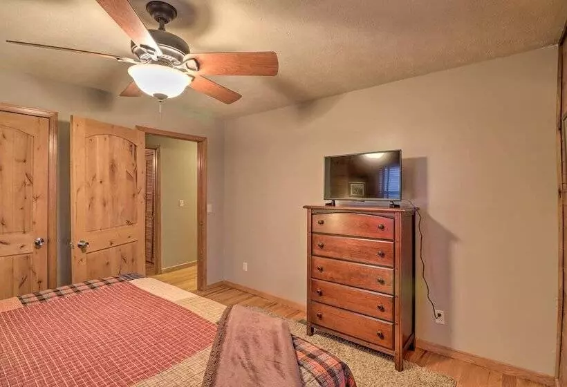 Charming Cabin W/ Hot Tub, Fire Pit & Views!