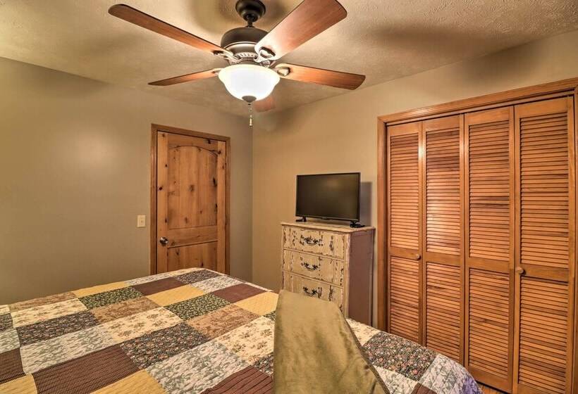 Charming Cabin W/ Hot Tub, Fire Pit & Views!