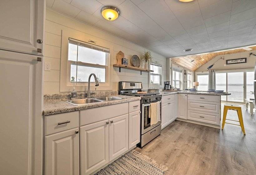 Charming Modern Cottage On Houghton Lake!
