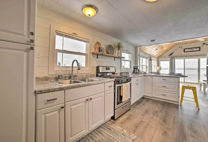 Charming Modern Cottage On Houghton Lake!