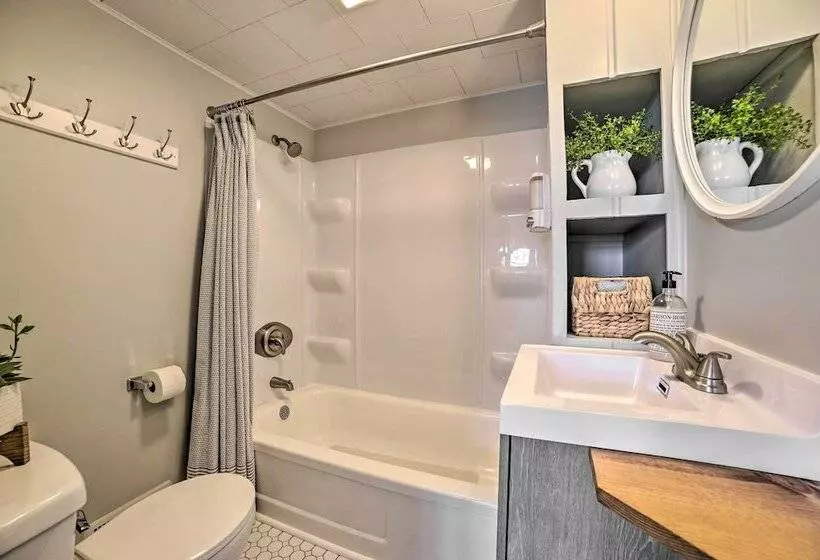 Charming Modern Cottage On Houghton Lake!