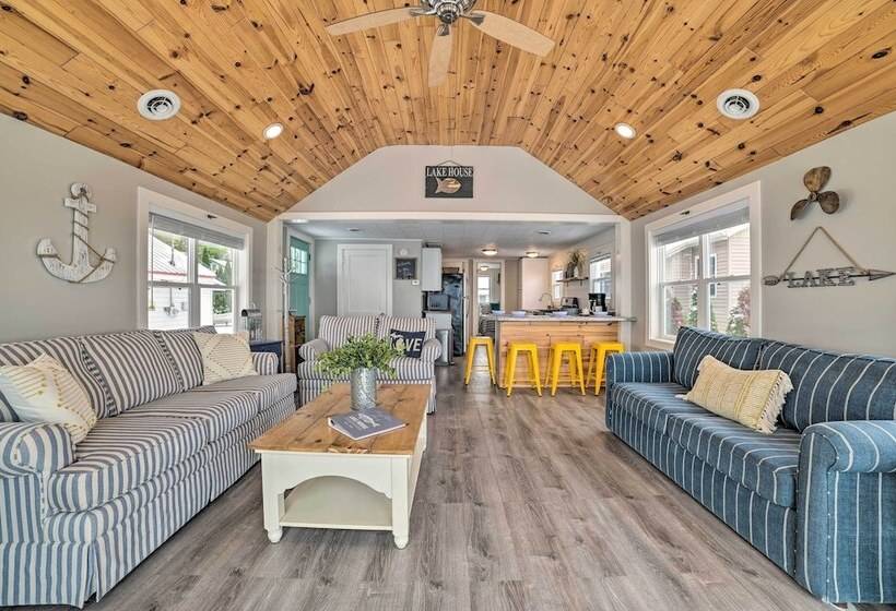 Charming Modern Cottage On Houghton Lake!