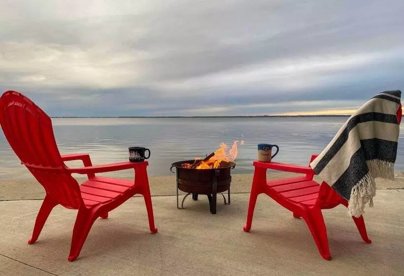 Charming Modern Cottage On Houghton Lake!