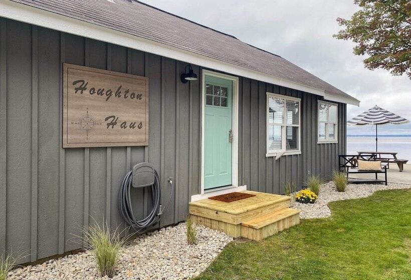 Charming Modern Cottage On Houghton Lake!
