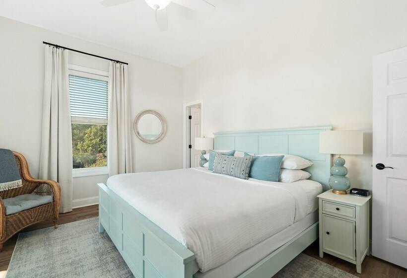 Coastal Vista Walk To Emerald Isle Beach!