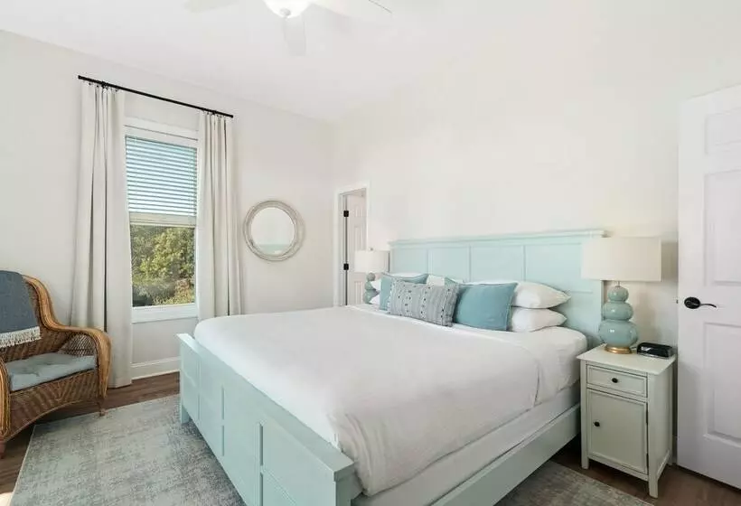 Coastal Vista    Walk To Emerald Isle Beach!