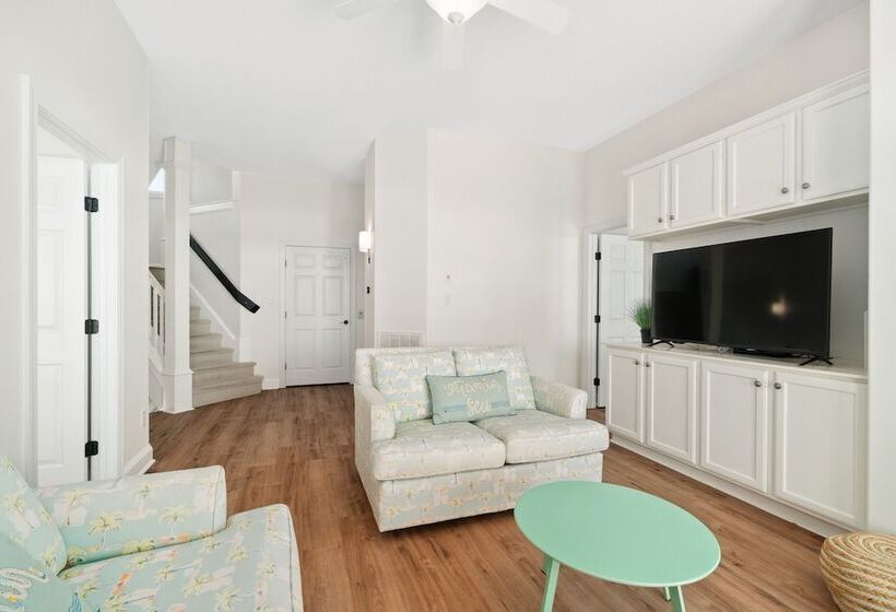 Coastal Vista Walk To Emerald Isle Beach!