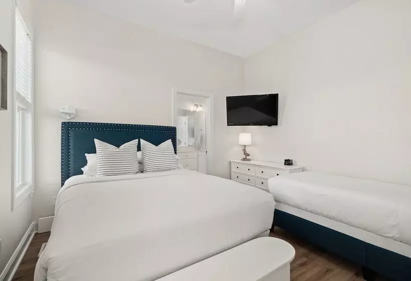 Coastal Vista    Walk To Emerald Isle Beach!