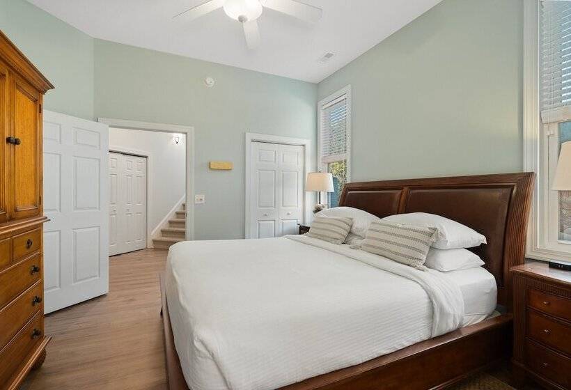 Coastal Vista Walk To Emerald Isle Beach!