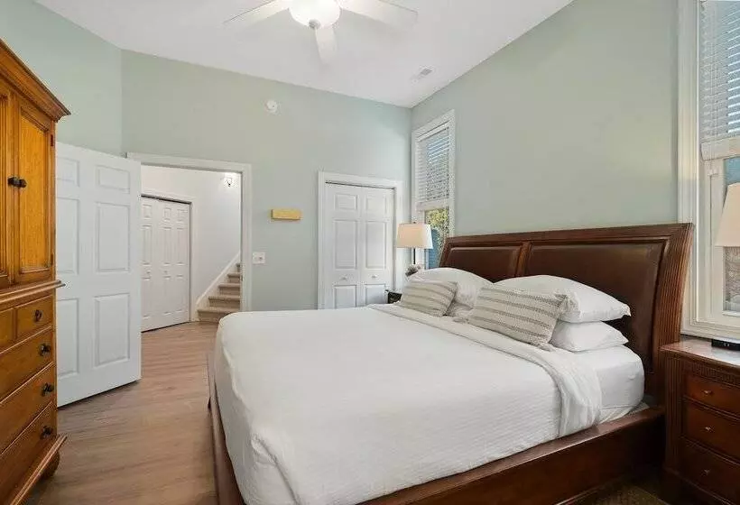 Coastal Vista    Walk To Emerald Isle Beach!