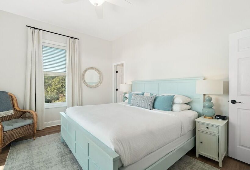 Coastal Vista Walk To Emerald Isle Beach!