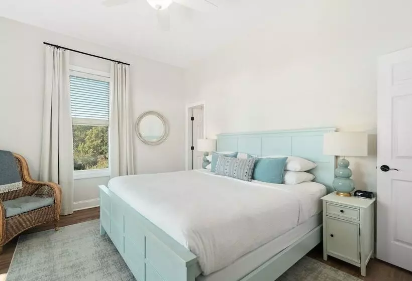 Coastal Vista    Walk To Emerald Isle Beach!