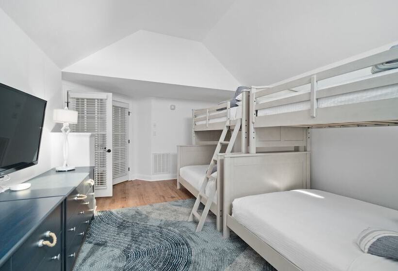 Coastal Vista Walk To Emerald Isle Beach!