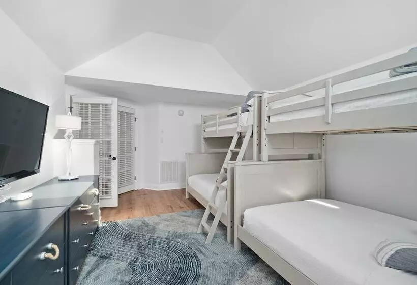 Coastal Vista    Walk To Emerald Isle Beach!