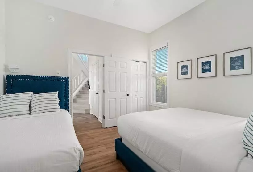 Coastal Vista    Walk To Emerald Isle Beach!