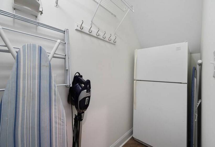 Coastal Vista Walk To Emerald Isle Beach!