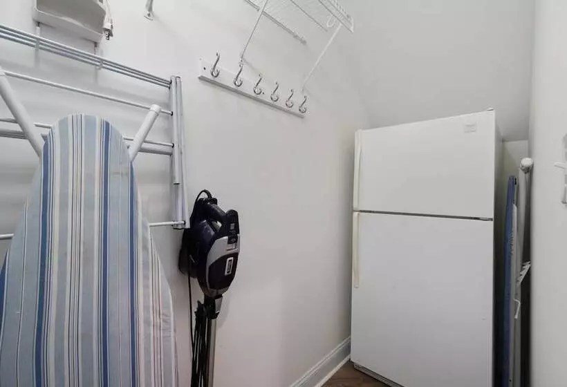 Coastal Vista    Walk To Emerald Isle Beach!