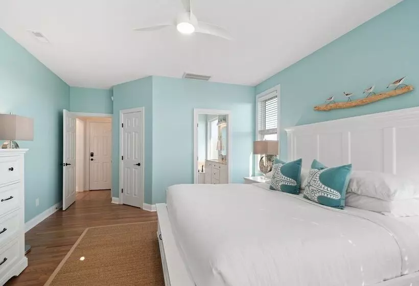 Coastal Vista    Walk To Emerald Isle Beach!