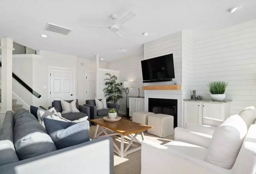 Coastal Vista    Walk To Emerald Isle Beach!