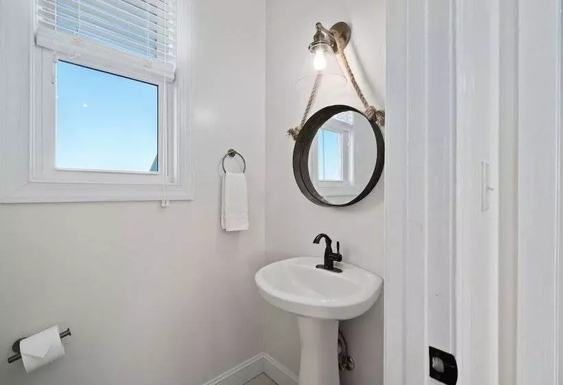 Coastal Vista    Walk To Emerald Isle Beach!