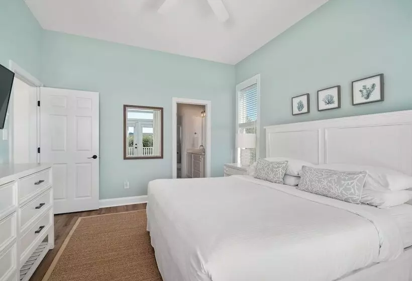 Coastal Vista    Walk To Emerald Isle Beach!