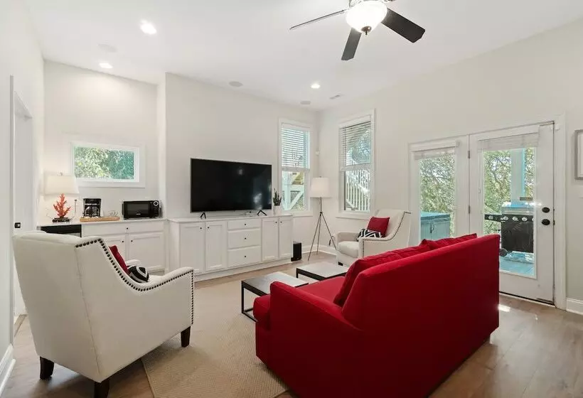 Coastal Vista    Walk To Emerald Isle Beach!