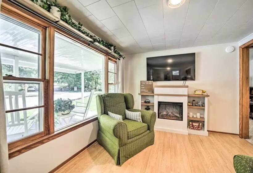 Cozy Franklin Cottage W/ Waterfront Views!