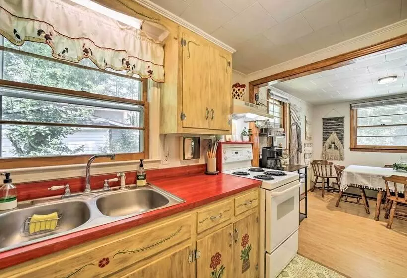 Cozy Franklin Cottage W/ Waterfront Views!