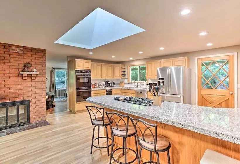 Cozy Washington Escape Near Hiking & Golfing!