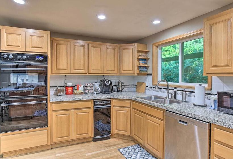 Cozy Washington Escape Near Hiking & Golfing!