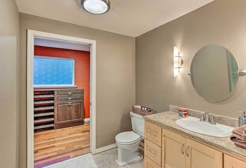 Cozy Washington Escape Near Hiking & Golfing!