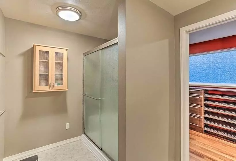 Cozy Washington Escape Near Hiking & Golfing!