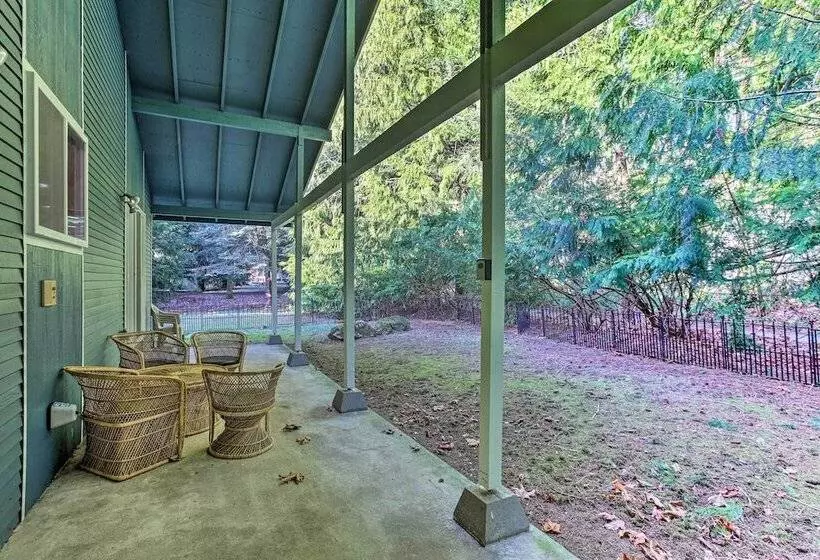 Cozy Washington Escape Near Hiking & Golfing!