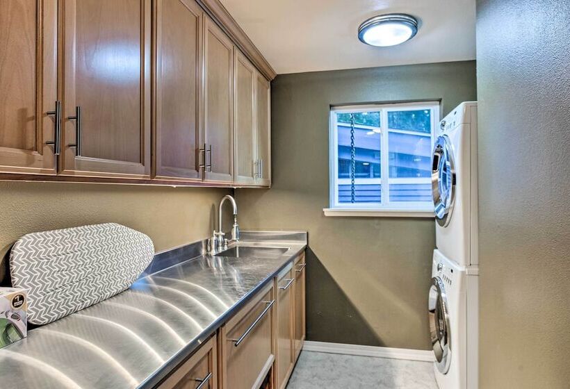 Cozy Washington Escape Near Hiking & Golfing!