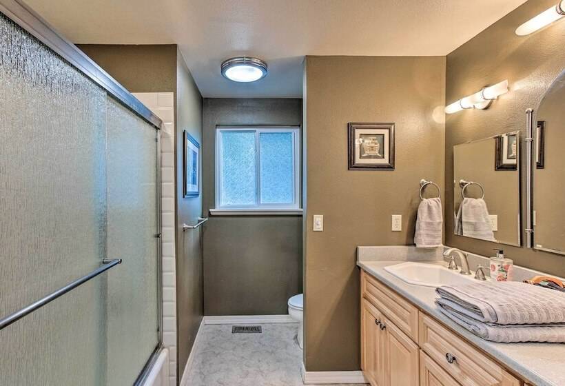 Cozy Washington Escape Near Hiking & Golfing!