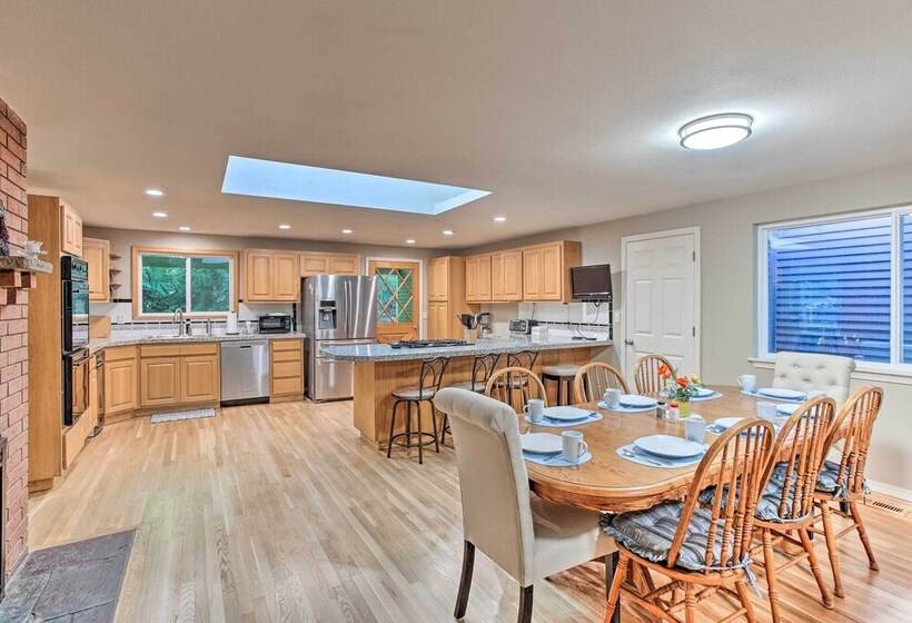 Cozy Washington Escape Near Hiking & Golfing!